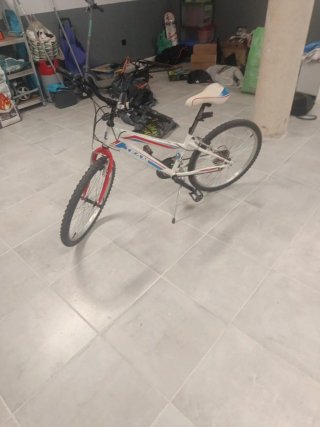 Bicicleta de montaña blanca y roja