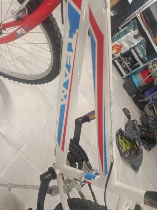 Bicicleta de montaña blanca y roja
