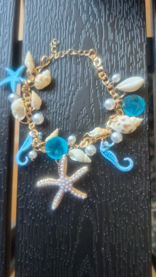 Pulsera dorada con abalorios marinos