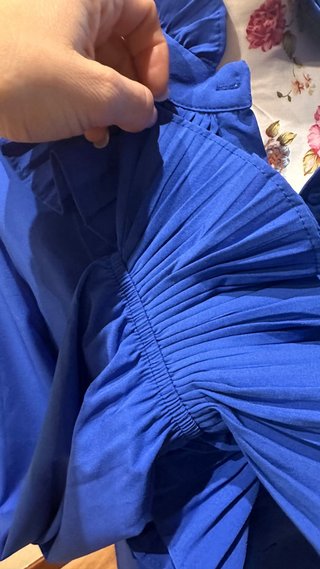 Camisa azul con volantes