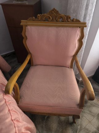 Butaca estilo clásico tapizada rosa