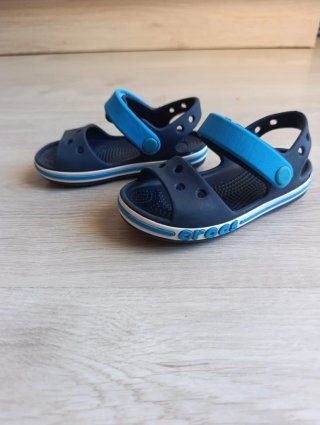 Crocs bebé talla 24 azul