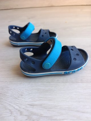 Crocs bebé talla 24 azul