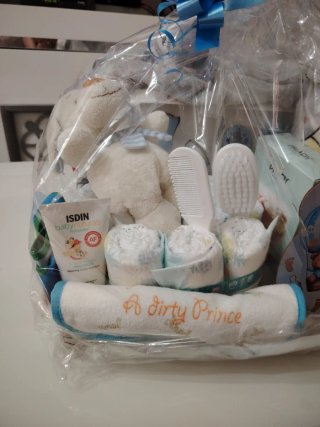 Cesta regalo bebé personalizada
