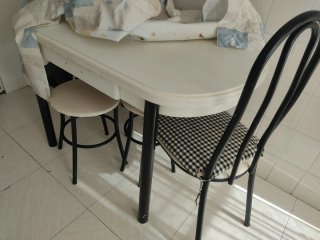 Mesa de cocina blanca y negra