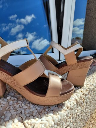 Sandalias T-Strap Beige y Marrón