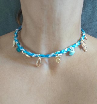 Collar trenzado con abalorios marinos