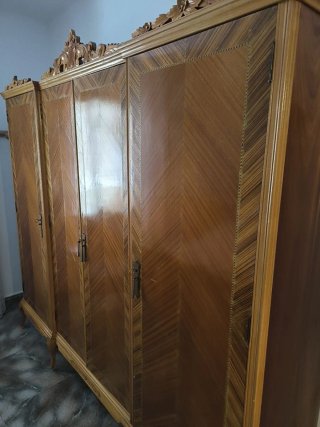 Armario de madera clásico