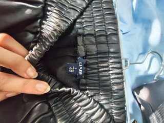 Pantalón polipiel negro Kiabi, talla S, Mujer