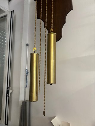 Orologio a pendolo in legno scuro