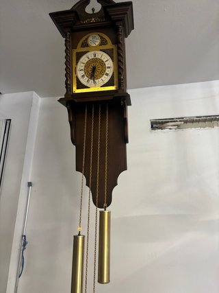 Orologio a pendolo in legno scuro