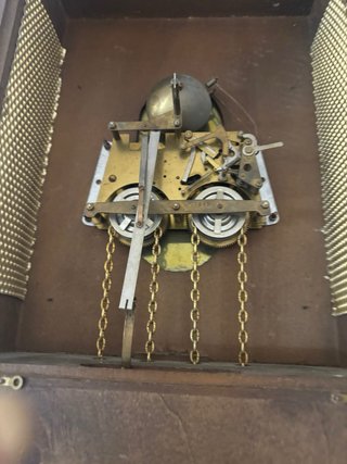 Orologio a pendolo in legno scuro