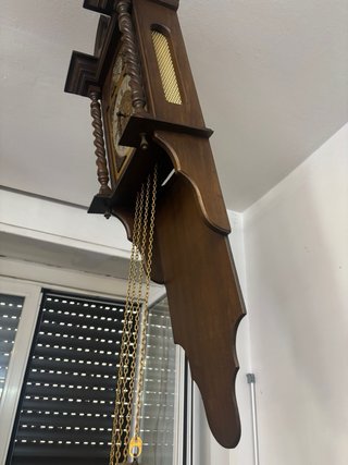 Orologio a pendolo in legno scuro
