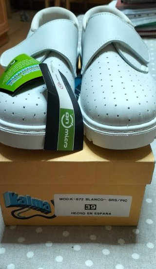 Zapato sanitario Maron blanco