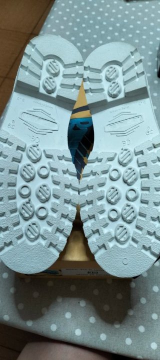 Zapato sanitario Maron blanco