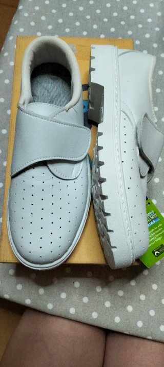 Zapato sanitario Maron blanco