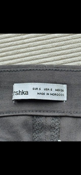 Top Bershka gris asimétrico