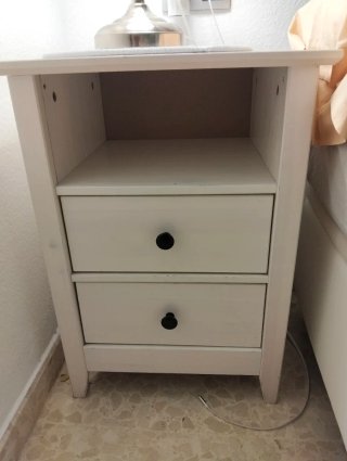 Mesita de noche blanca de madera