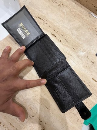 Cartera Piel BOSS Negra Dimensiones. 11X9.5cm