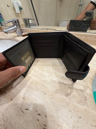 Cartera Piel BOSS Negra Dimensiones. 11X9.5cm