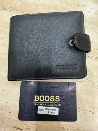 Cartera Piel BOSS Negra Dimensiones. 11X9.5cm