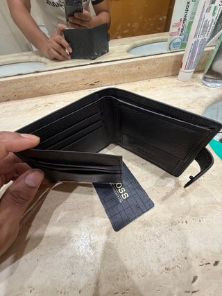 Cartera Piel BOSS Negra Dimensiones. 11X9.5cm