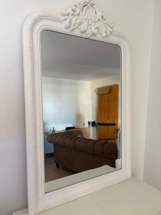 Cómoda y espejo blanco ornamentado!