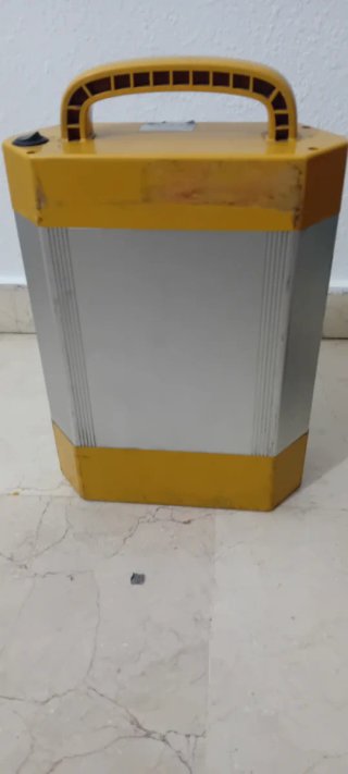 Batería portátil amarilla y plateada