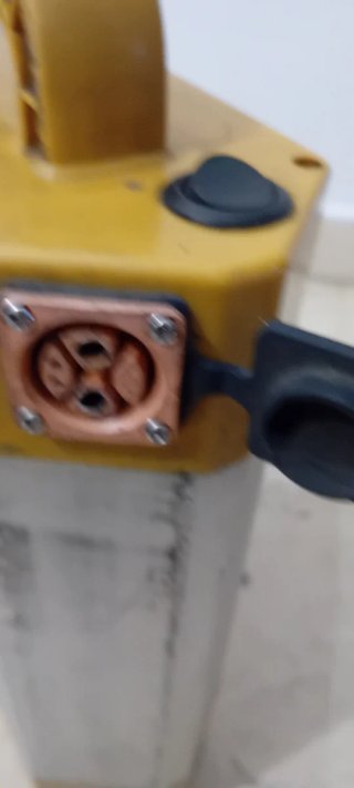 Batería portátil amarilla y plateada