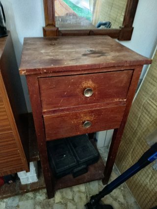 Mesita de noche antigua de madera