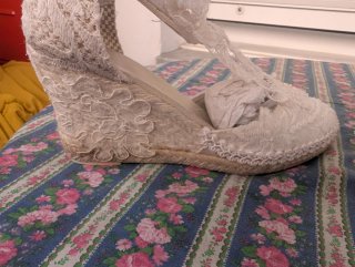 Cuñas blancas bordadas mujer