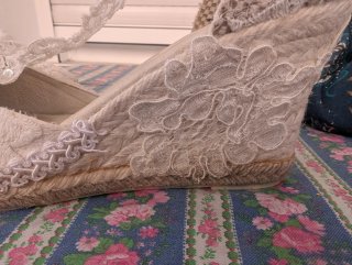 Cuñas blancas bordadas mujer