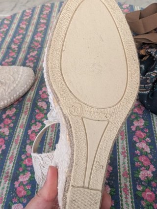 Cuñas blancas bordadas mujer