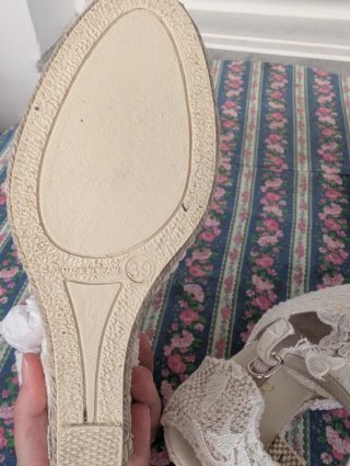 Cuñas blancas bordadas mujer