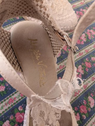 Cuñas blancas bordadas mujer
