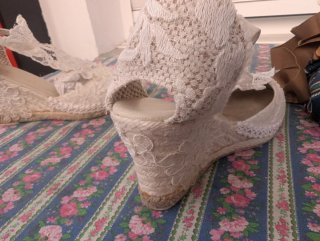 Cuñas blancas bordadas mujer