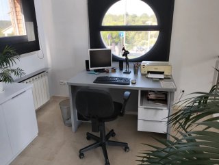 Mesa escritorio gris con cajones y silla escritori