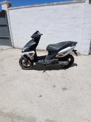 Keeway Scooter Negro/Blanco Automático