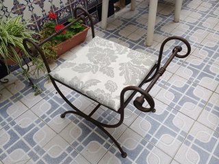 Banqueta de hierro forjado con cojín estampado