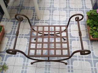 Banqueta de hierro forjado con cojín estampado