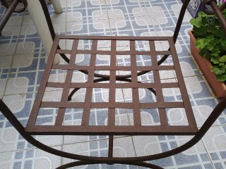 Banqueta de hierro forjado con cojín estampado