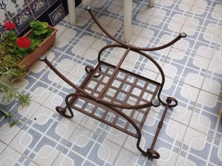 Banqueta de hierro forjado con cojín estampado