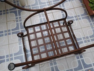 Banqueta de hierro forjado con cojín estampado