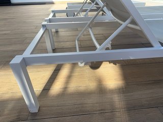 Tumbonas piscina exterior beige y blanco dos