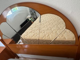 Cabecero de matrimonio clásico con espejo.