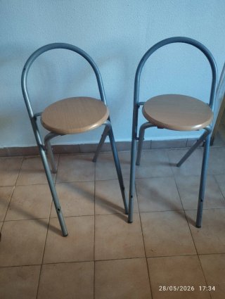 Sillas altas plegables (2 unidades) 15 € las dos.
