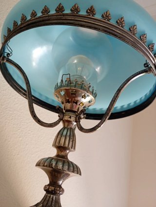 Lámpara antigua de mesa azul y floral