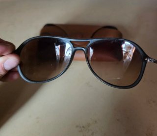 Occhiali da sole Ray-Ban neri e marroni