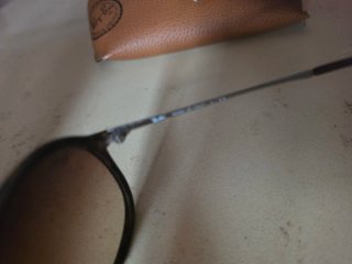 Occhiali da sole Ray-Ban neri e marroni