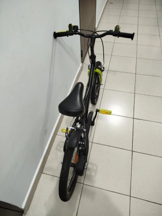 Bicicleta infantil negra y verde